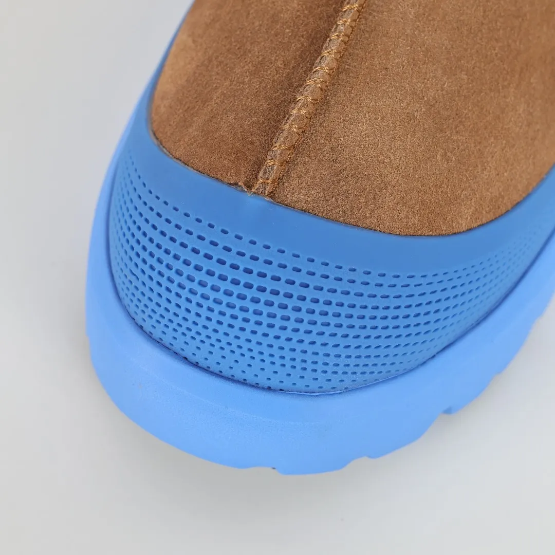 Pick up locally 💰620 Core recommendation Good price Cashmere insoles are a very suitable choice for keeping warm in winter and at home. In the new year, uug launched a series of styles, which are partial to the preferences of young consumers and have also moved to the forefront of fashion trends. Shoe body material Water-repellent coated suede upper 17mm UGGPURE™ implanted wool insole Lightweight non-slip comfortable rubber outsole With brand LOGO Trademark Comes with a full set of packaging Size: 35 36 37 38 39 40 41 42 43 44